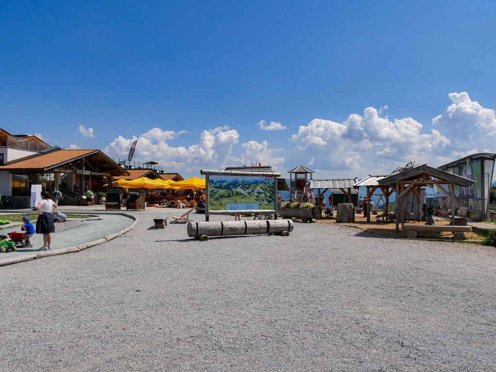 Ellmi´s Zauberwelt - Ellmau - Im Panoramarestaurant oder in der Kaiserlodge (Bedienung) kannst Du Dich stärken. Davor gibt es bereits Trampoline und Spielgeräte. - © alpintreff.de - Christian Schön